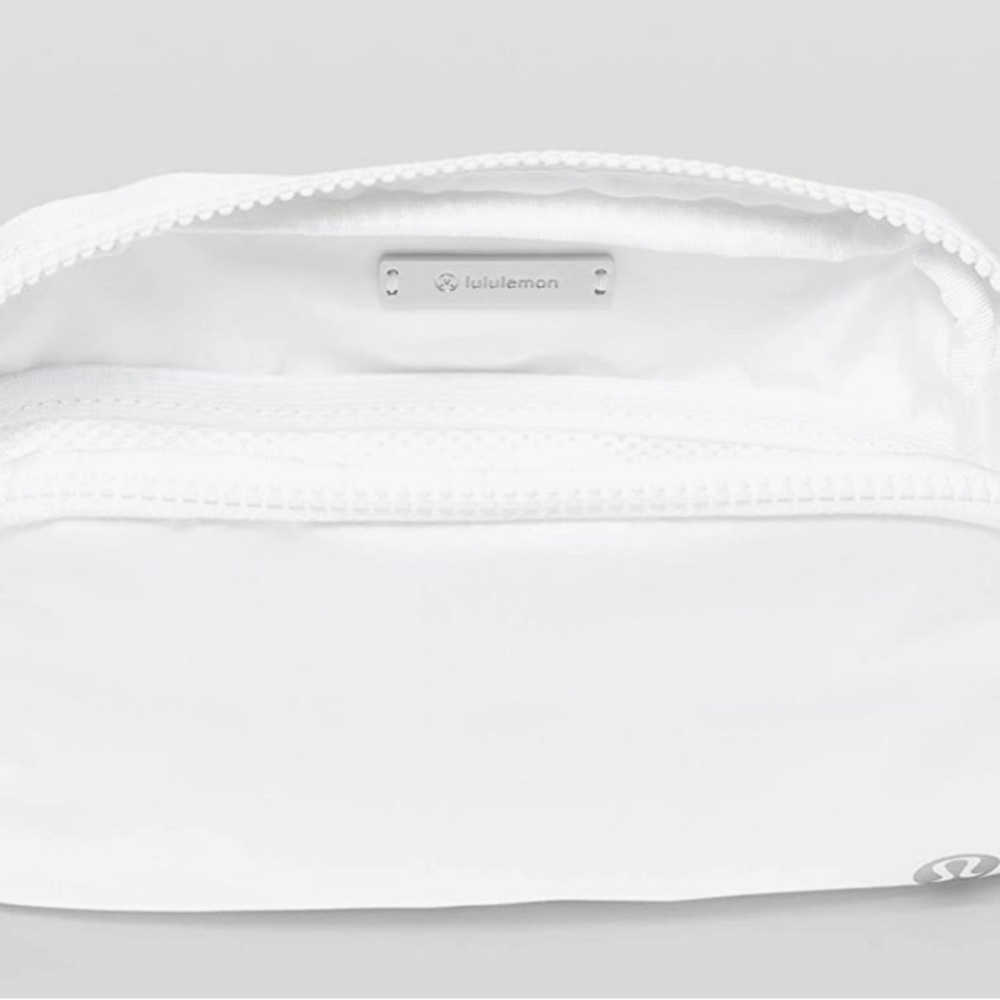 NWT Everywhere Belt Bag White - this bag has never been opened